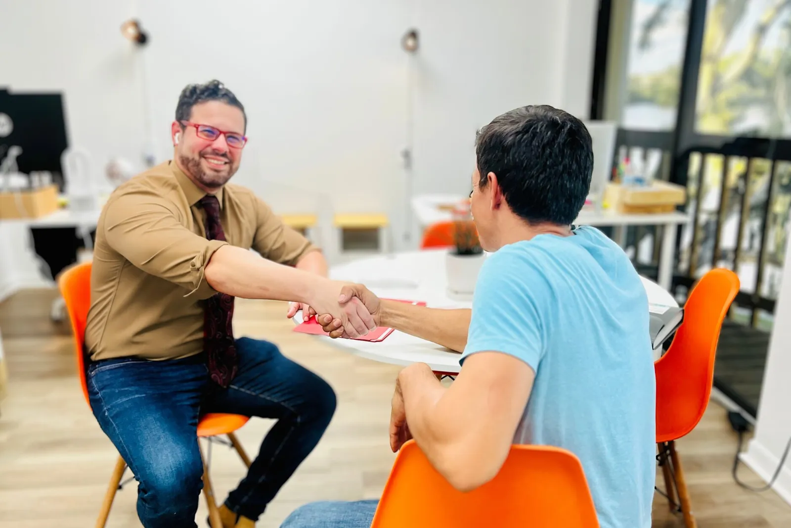 Asesor de The FIT Way estrechando la mano de un cliente en la oficina de Lakeland