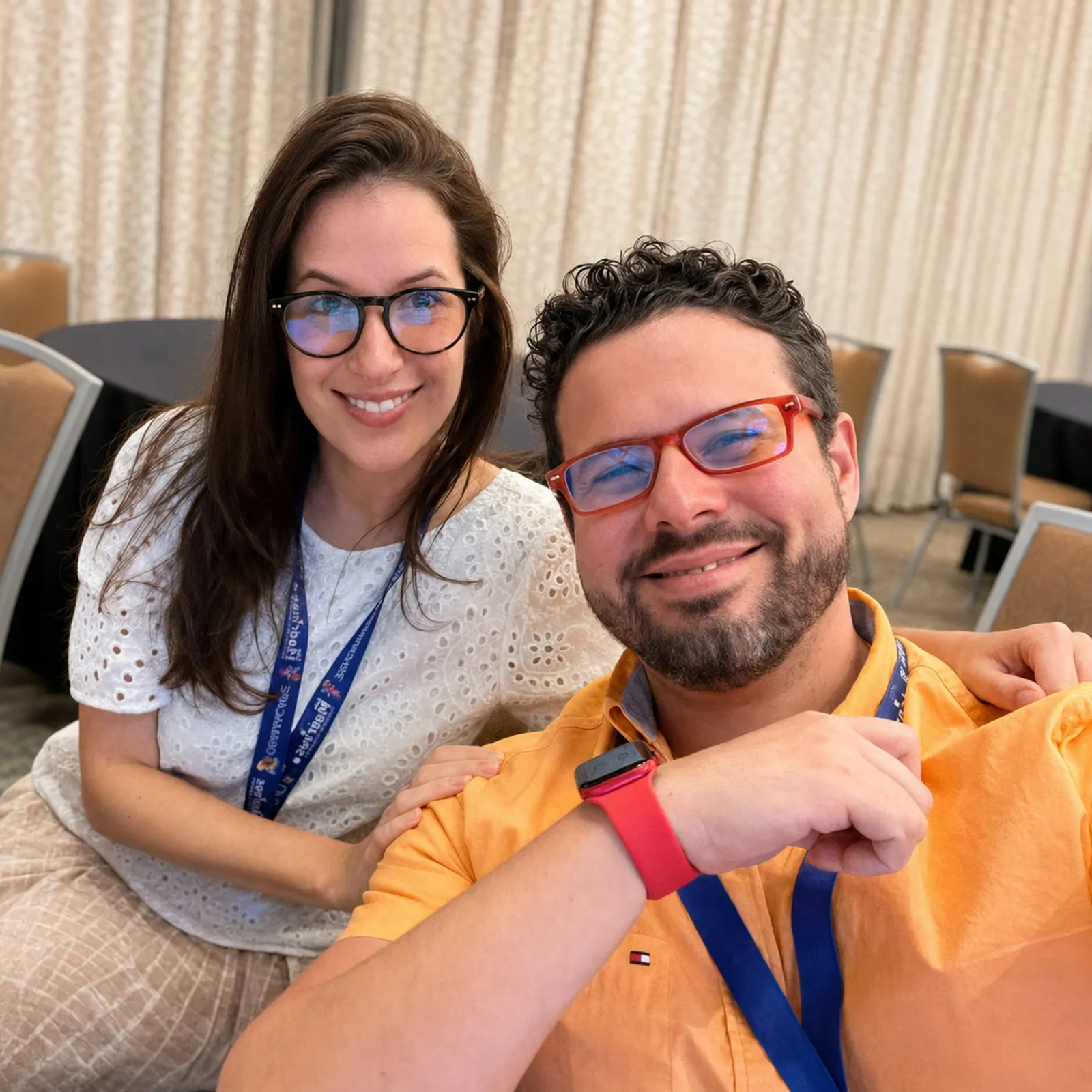Lucy y Fernando en la convención anual de seguros de salud donde se actualizan sobre los cambios del ACA antes del open enrollment