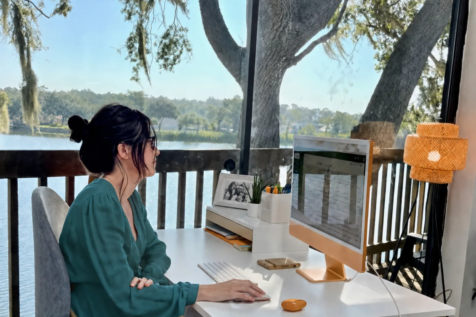 La oficina de The FIT Way en Lakeland, con vista al lago desde el escritorio