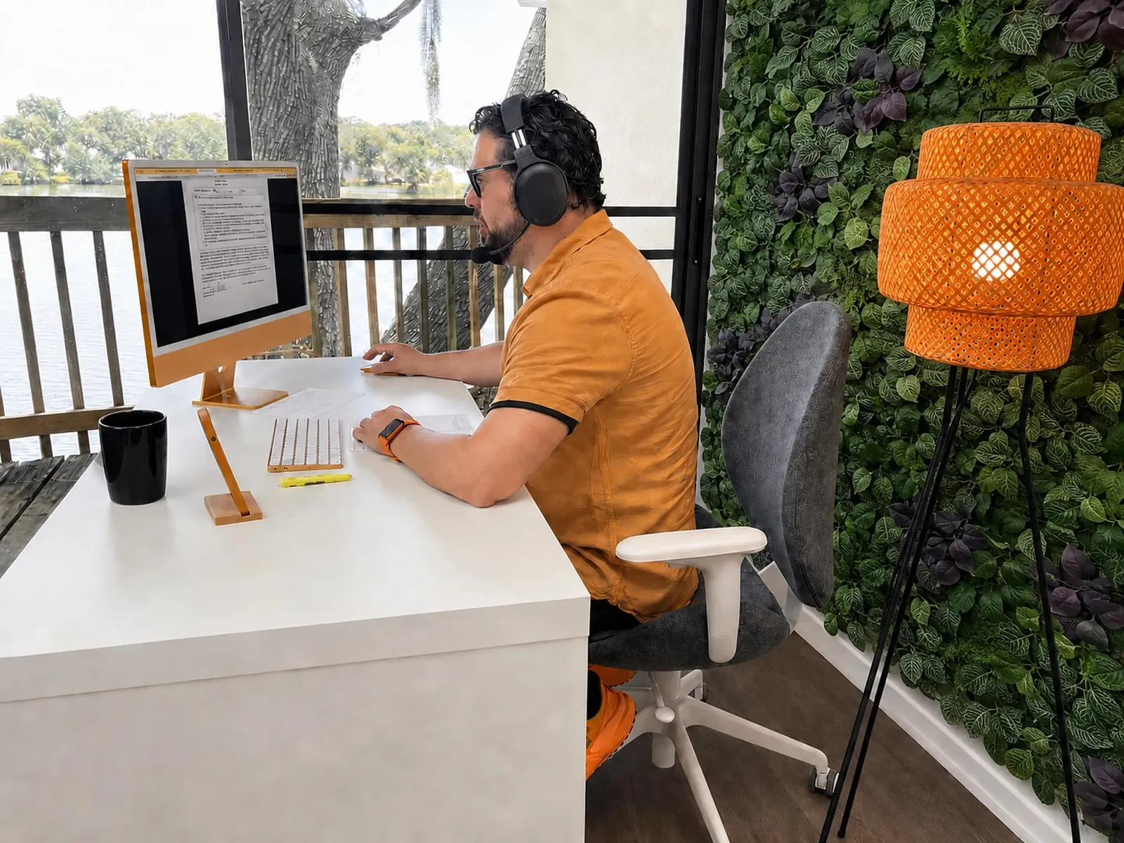 Fernando, cofundador de The FIT Way, revisando en pantalla el requisito de seguro de un contrato desde la oficina de Lakeland